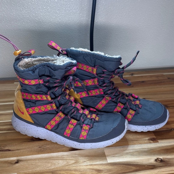 Women’s Nike RosheRun Hi Gray/Pink/Orange Tribal Print/ Great Condition - Size 8 - Picture 1 of 11